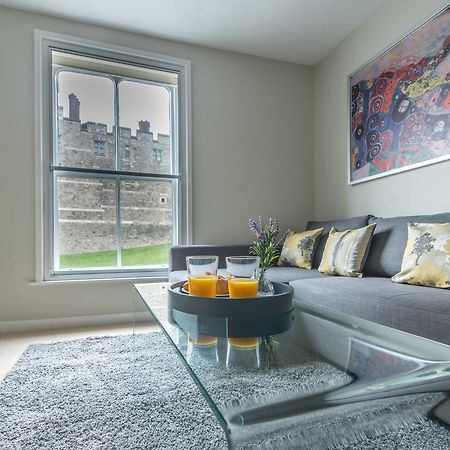 Central Windsor Apartment Facing The Castle Exterior foto
