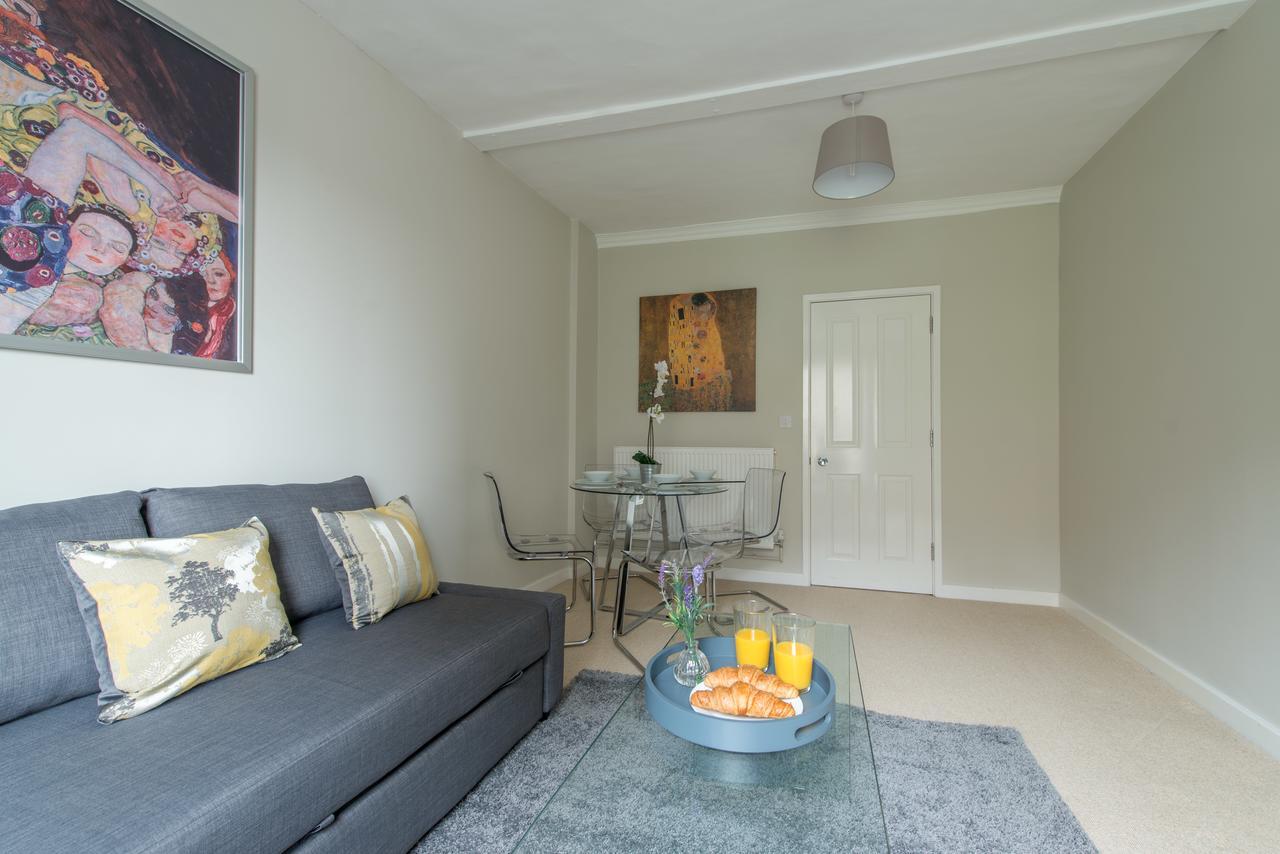 Central Windsor Apartment Facing The Castle Exterior foto