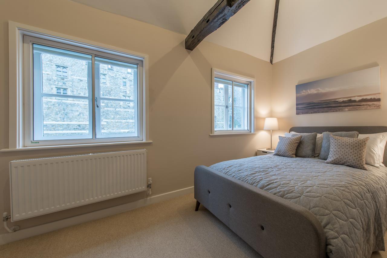 Central Windsor Apartment Facing The Castle Exterior foto