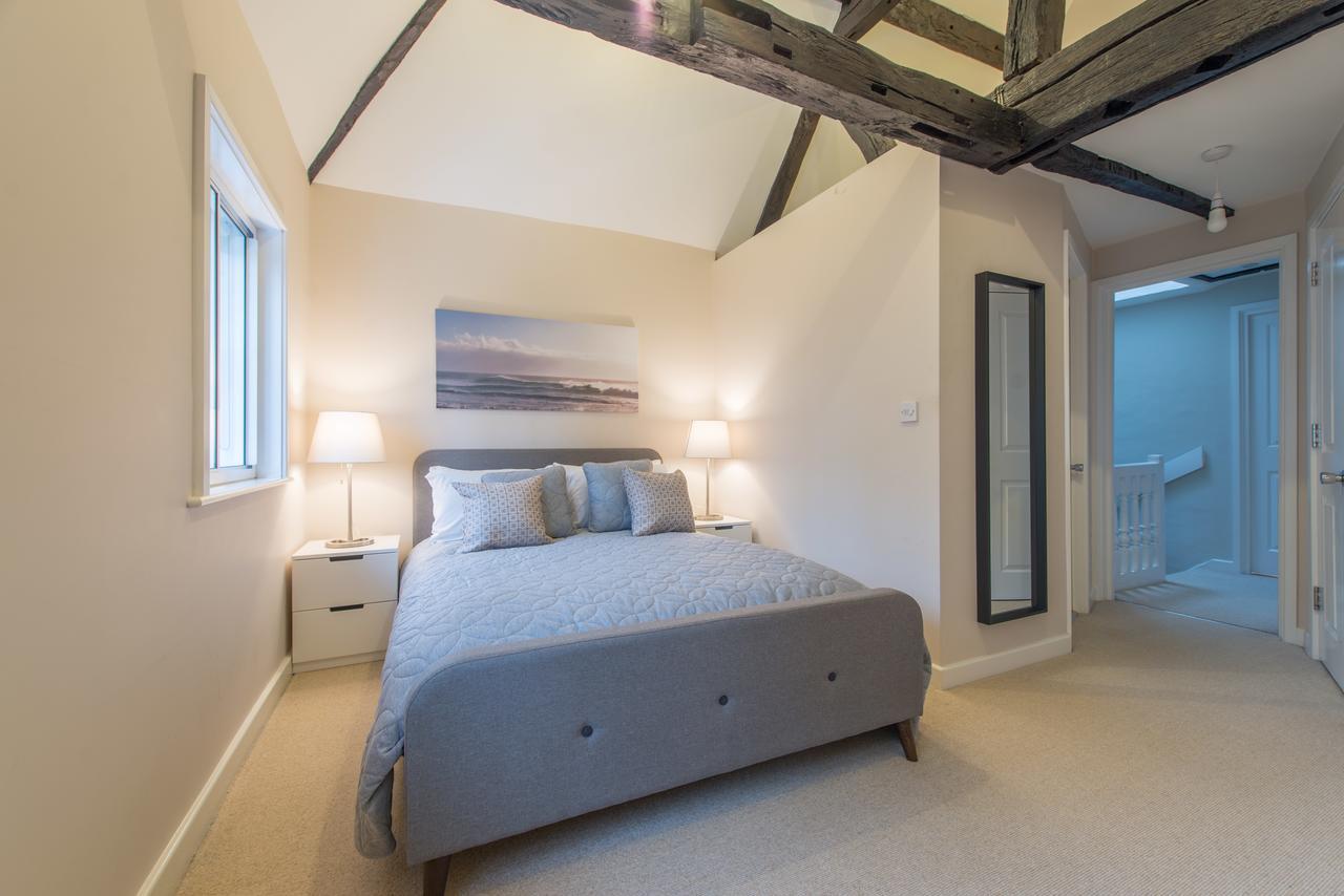 Central Windsor Apartment Facing The Castle Exterior foto